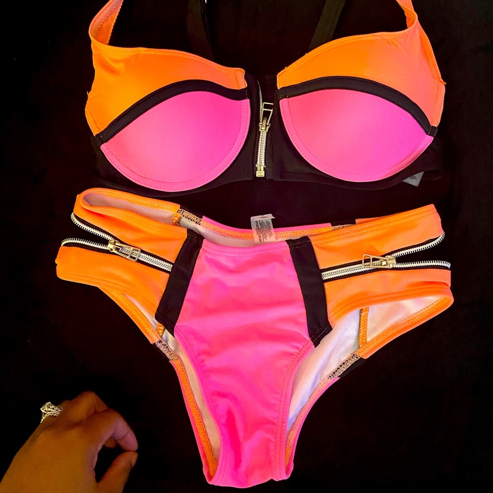 New, Never Worn. Eye Catching Two Piece for a Petite Hottie! Size: XS/S 🔥💦🌊☀️